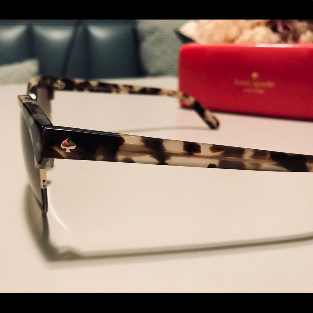 😎 Kate Spade Sunglasses & Case - Picture 3 of 6